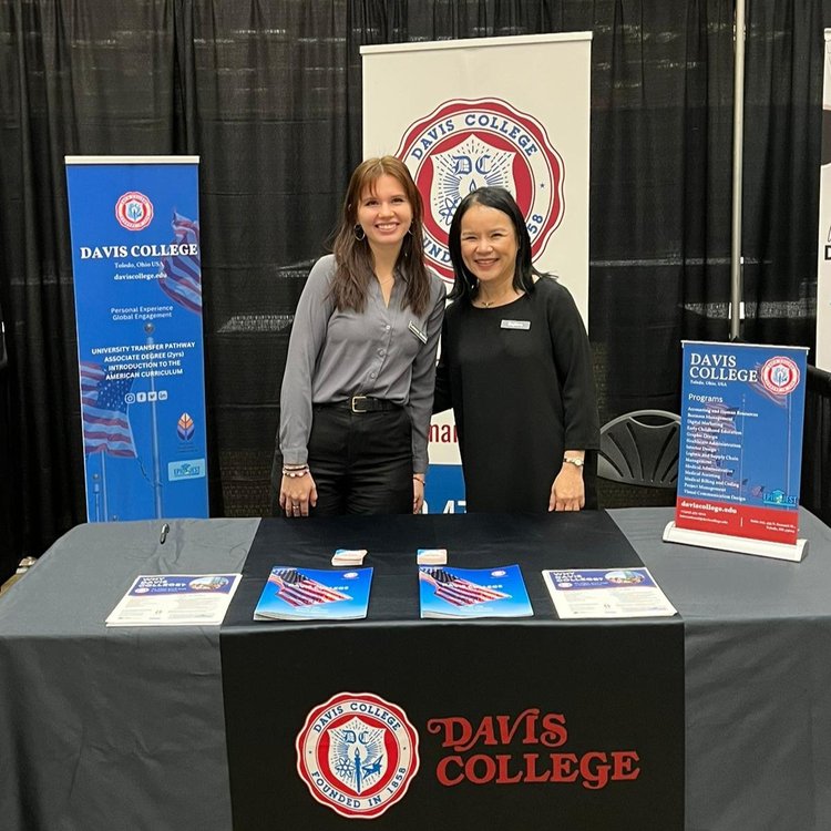 Davis College at Toronto’s Student Life Expo